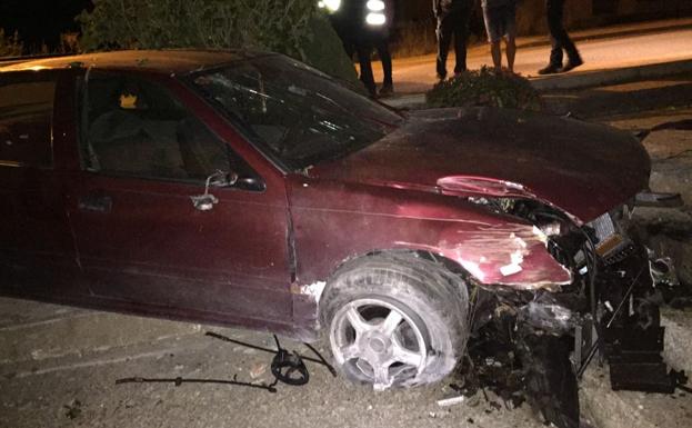 Un vehículo se estrella de madrugada contra las Casas Nuevas de Castrojeriz