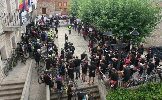 300 personas, contra el Ayuntamiento de Modúbar por la suspensión de la Modumarcha