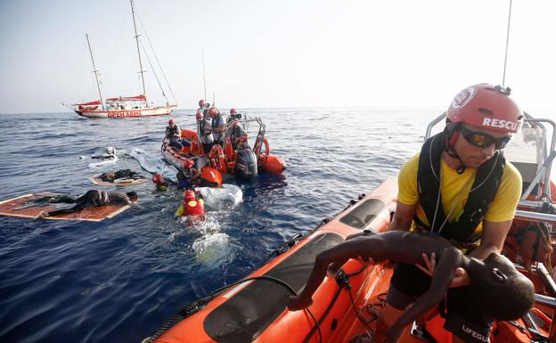 Al menos 100 inmigrantes muertos en un nuevo naufragio en el Mediterráneo Central