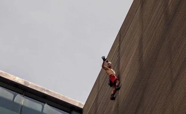 El 'Spider-Man' ruso es detenido por escalar un edificio en Colombia