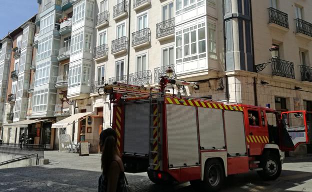 Un incendio en La Parrilla rompe la tranquilidad de La Flora en la hora del vermú