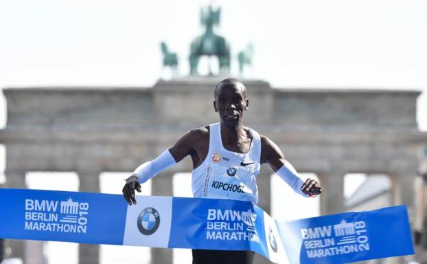 Kipchoge destroza el récord del mundo de maratón