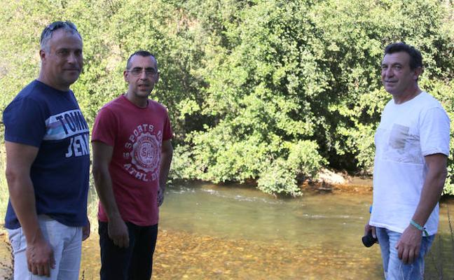 La vida de un niño se abre paso entre las aguas del Carrión gracias a estos tres hombres