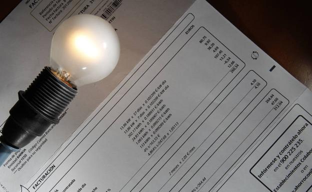 La luz sigue en máximos con la producción de renovables por debajo del 30%