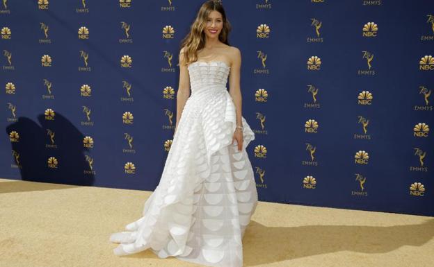 El blanco triunfa en la alfombra dorada de los Emmy