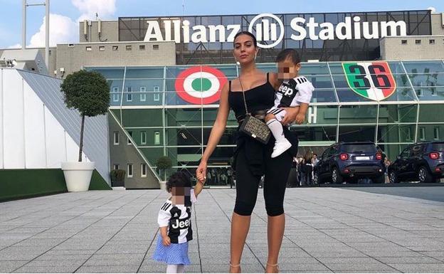 Georgina Rodríguez y sus hijos, incondicionales de la Juventus