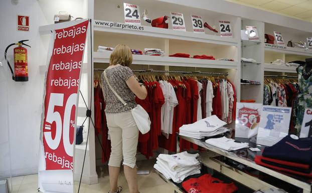 El pequeño comercio apuesta por el «valor añadido» más que por cobrar por probarse ropa