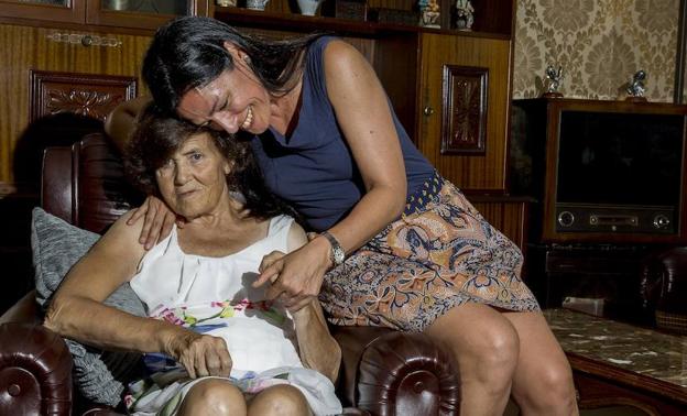 «Fue una punzada la primera vez que mi madre no me reconoció por el alzhéimer»