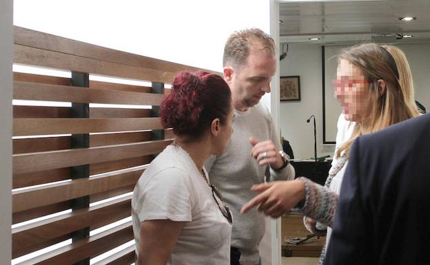 La acusada de secuestrar a su hijo afirma que el menor «no quería ir con su padre»