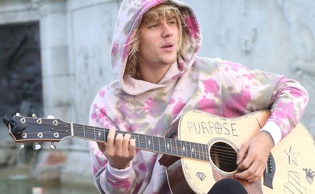 Justin Bieber, aún soltero, canta al Palacio de Buckingham