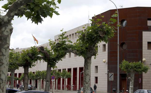 Le acusan de obligar a una niña de 8 años a tocarle el pene en un comercio de Palencia