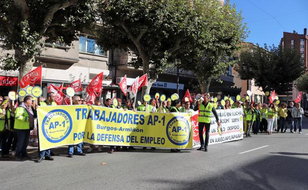 Los trabajadores de la AP-1 exigen la subrogación total, mientras Gobierno y Junta diseñan los nuevos accesos