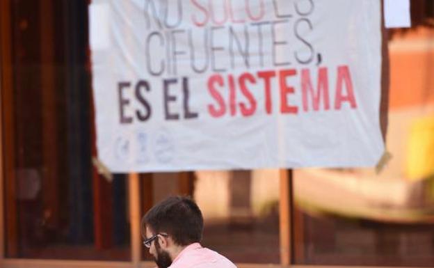 Profesores de la URJC estudian demandar a la universidad por los perjuicios que están sufriendo por el caso máster