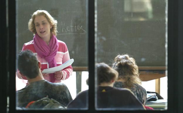 El Consejo Escolar pide al Gobierno que fije un tope nacional de horas lectivas de los profesores