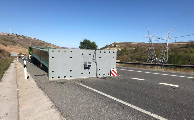 La caída de una viga de un transporte especial corta al tráfico la N-I en La Brújula