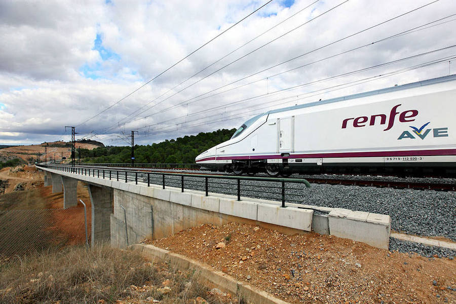 Renfe investiga el accidente de dos trabajadores del AVE tras sufrir una descarga eléctrica