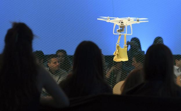 Colores, siluetas femeninas y líneas clásicas protagonizan la primera jornada de la Pasarela de la Moda