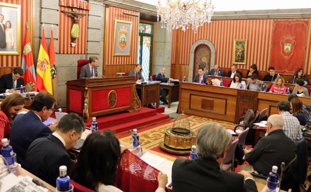 El Parque de Viviendas enfrenta a Conde e Izquierdo, que se ofrece a gestionarlo