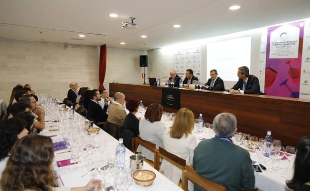 Un centenar de sumilleres inauguran en Peñafiel las jornadas internacionales sobre el vino