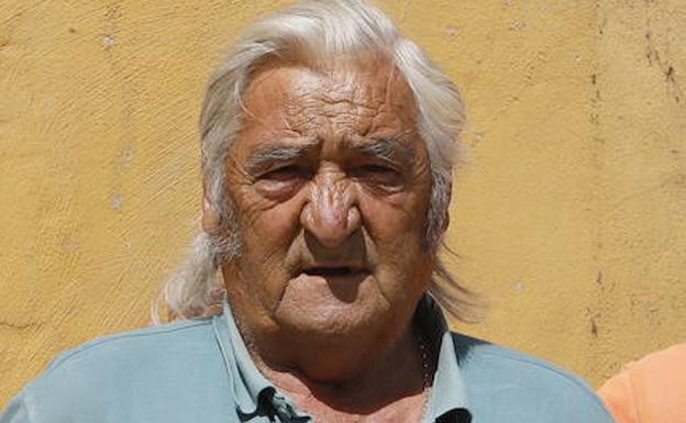 Una vaca cornea al ganadero Simón Caminero en su finca de Carrión de los Condes