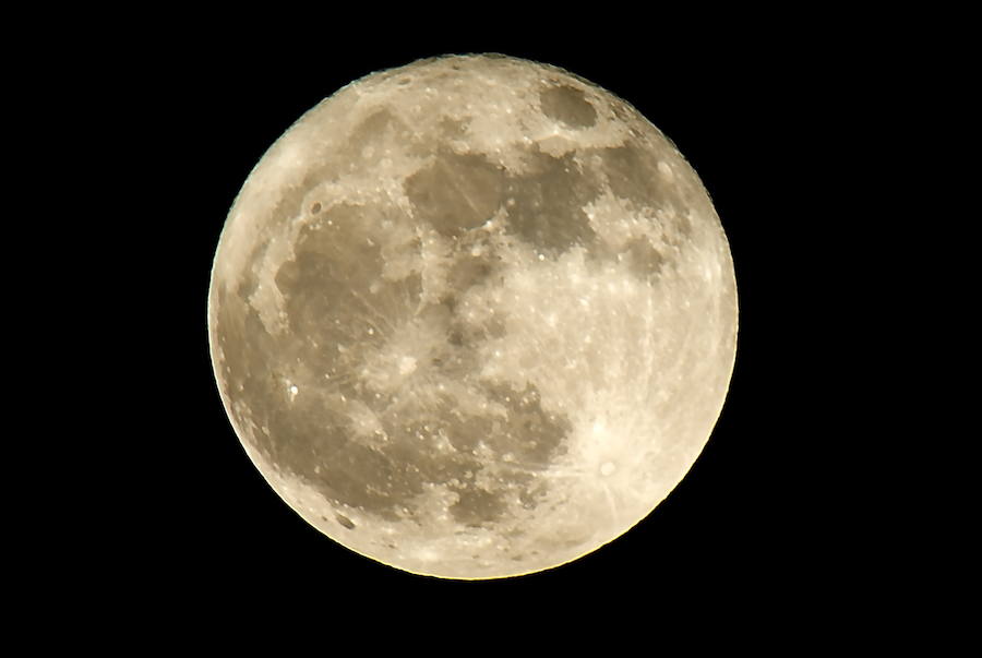 China lanzará una «luna artificial» al espacio para 2020