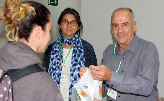 Voluntarios tras los pasos contra el cáncer en Valladolid