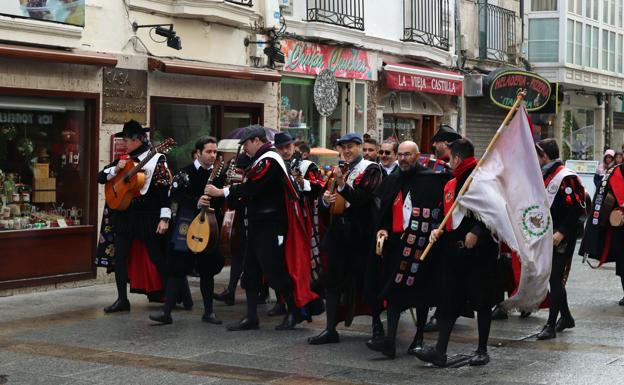 La música de las tunas recorre las calles de Burgos