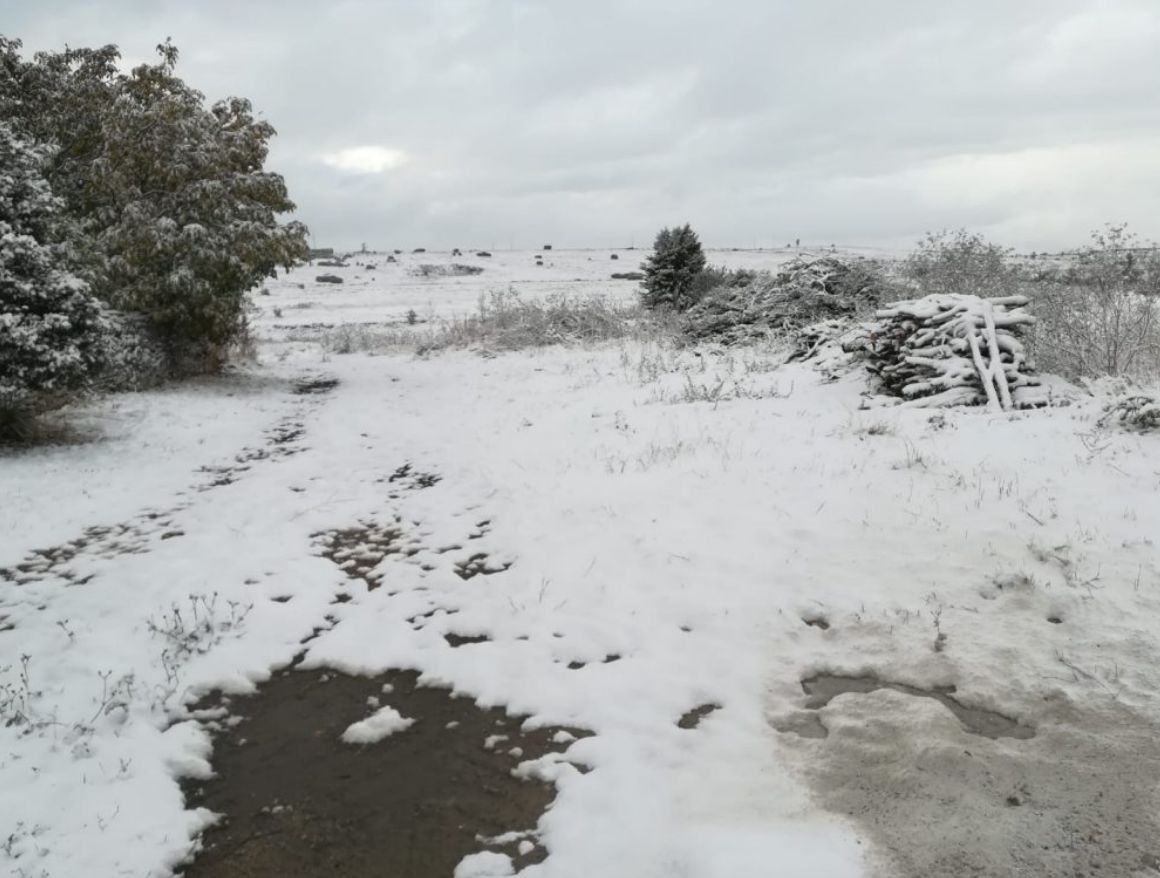 Primeros copos de nieve de otoño en la provincia