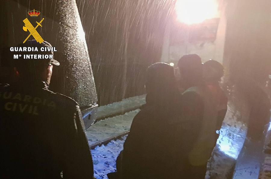 La Guardia Civil rescata a 16 viajeros de un tren que quedó averiado en La Engaña por las condiciones meteorológicas