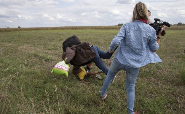 Hungría deja sin castigo a la reportera que pateó a refugiados