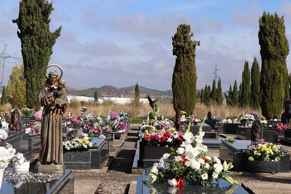 Los burgaleses visitan a sus difuntos en el Cementerio de San José
