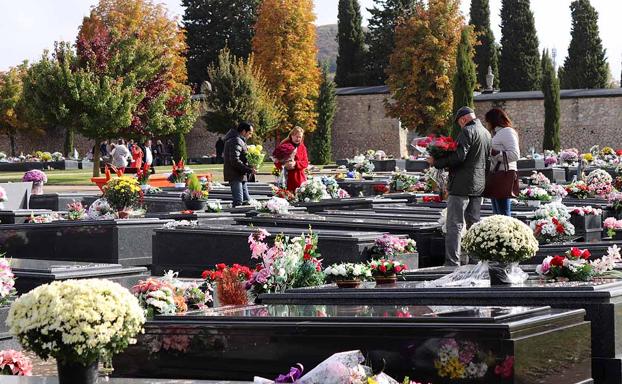Los burgaleses visitan a sus difuntos en el Cementerio de San José