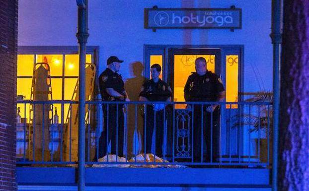 Un hombre asesina a tres personas en un salón de yoga de Florida