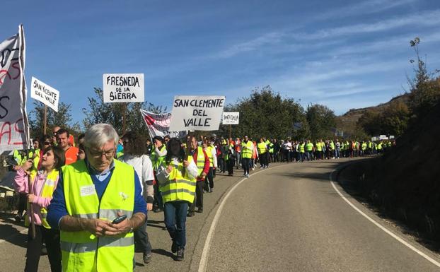 Cientos de vecinos marchan de Fresneda a Pradoluengo en defensa de una sanidad rural de calidad