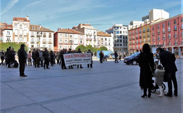 Un año en la calle luchando por la reapertura del Tren Directo