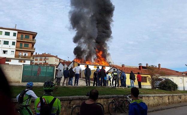 Un incendio calcina una vivienda vacía en Navaleno