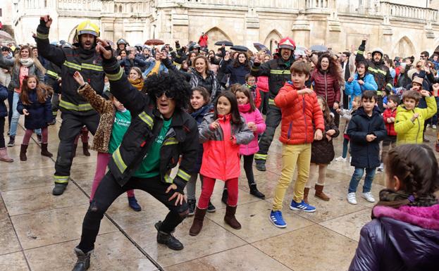 La lucha contra la ELA reúne a 600 personas en El Hangar y el calendario solidario se vende como rosquillas