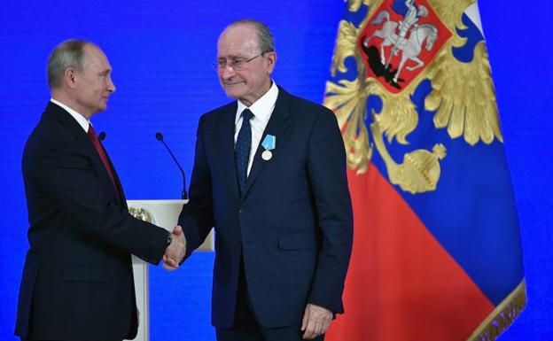 El alcalde de Málaga recibe de las manos de Putin la Medalla Pushkin