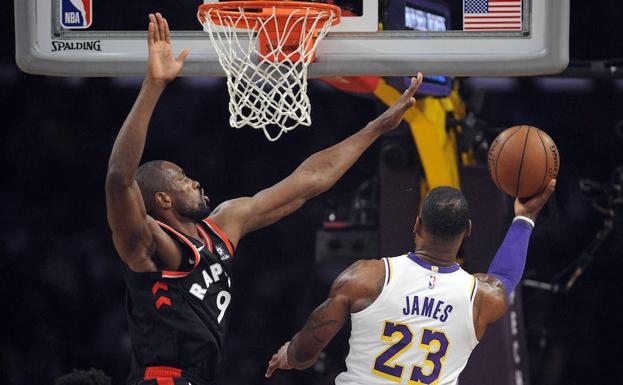 Serge Ibaka vive su gran noche en el Staples Center y se exhibe ante LeBron James