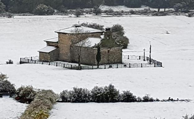 El viento recoge el testigo de la nieve en el norte de la provincia de Burgos