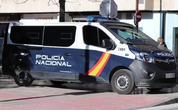 Arrestan a un joven por amenazar con un cuchillo jamonero en Las Bernardas