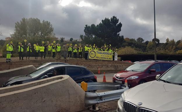 Los trabajadores de la AP-1 planean acampar frente al Ministerio de Fomento