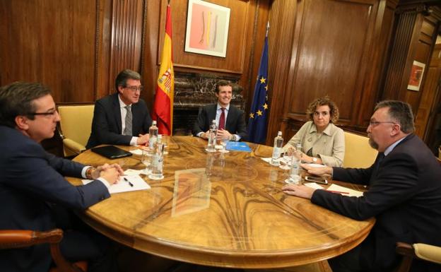 El PP invita ahora al PSOE a su cumbre constitucionalista tras el plantón de Rivera