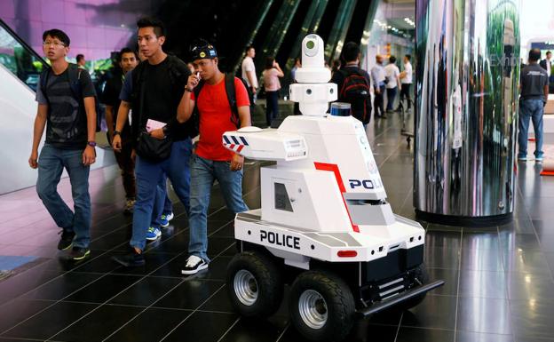 'Robocop' patrulla en la cumbre de líderes mundiales de Singapur