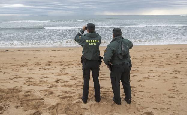 Elevan a 22 el número de cadáveres hallados tras el naufragio de una patera en Cádiz