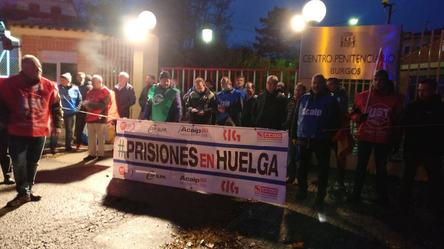 La Policía desaloja a los funcionarios de prisiones en huelga del acceso a la cárcel