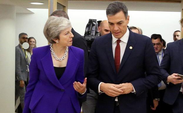 Pedro Sánchez y May mantienen una «larga conversación» telefónica tras la advertencia de España sobre el acuerdo del Brexit