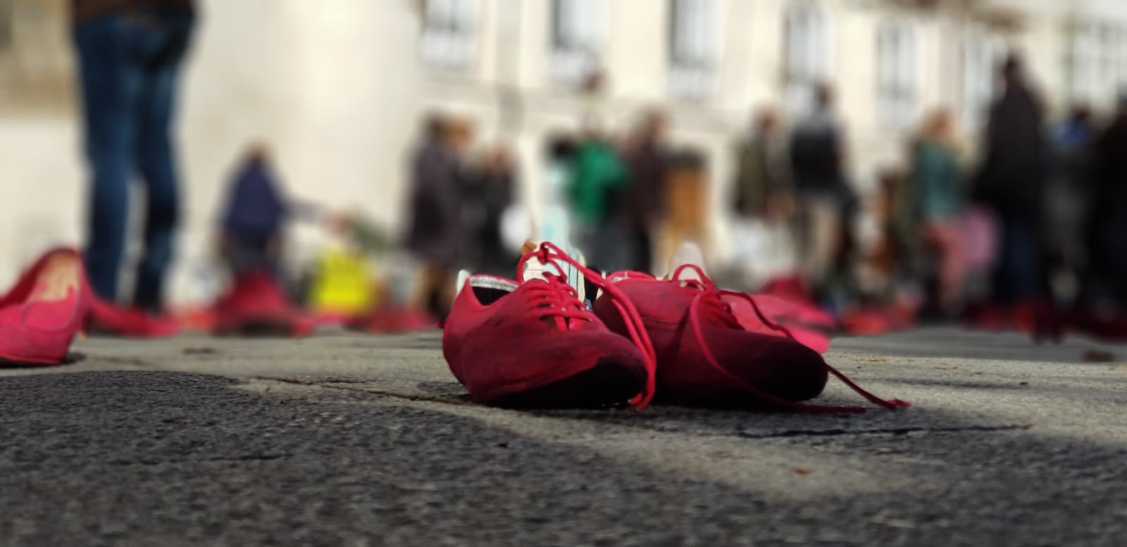 Amnistía Internacional recrea la instalación 'Zapatos Rojos' de la mexicana Elina Chauvet en el Arco de Santa María