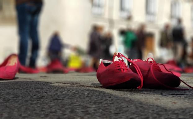 Zapatos rojos para recordar a las víctimas de la violencia de género en el Arco de Santa María