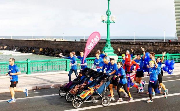 Los mellizos burgaleses Bárbara y Adrián, de 12 años, finalizan el Zurich Maratón San Sebastián